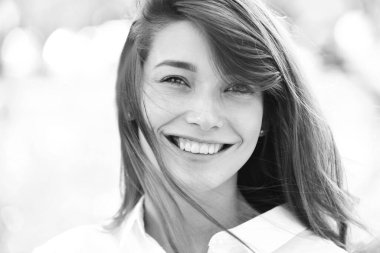Kızıl saçlı kadın model portreyi tıkıyor. Gülümseyen kızıl saçlı kadın