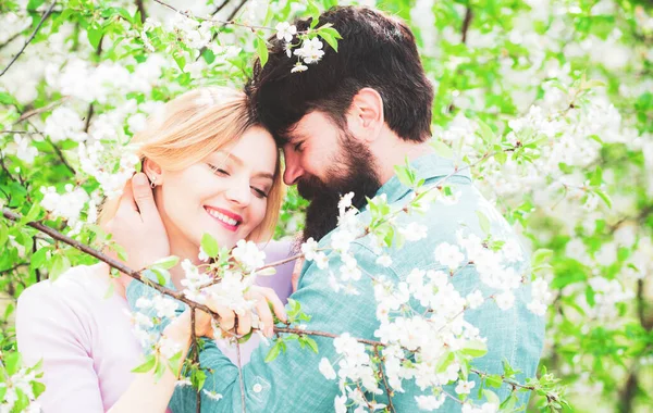 Pareja Pasar Tiempo Jardín Árboles Florecientes Primavera Par Risas Abrazos —  Fotos de Stock