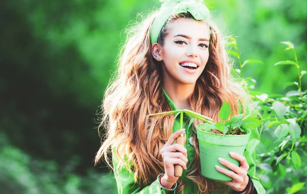 Schöne Mädchen Mit Einem Blumentopf Pflanzen Und Gärtnern Als Lieblingshobby — Stockfoto