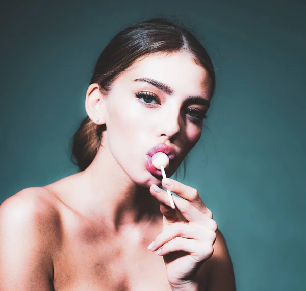 Menina Sexy Lamber Pirulito Doces Língua Oral Sensual Jovem Mulher — Fotografia de Stock