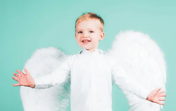 笑顔で美しい天使の子供の男の子 — ストック写真