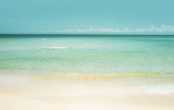 Delikatna Fala Błękitnego Oceanu Piaszczystej Plaży Ocean Niebieski Tle — Zdjęcie stockowe