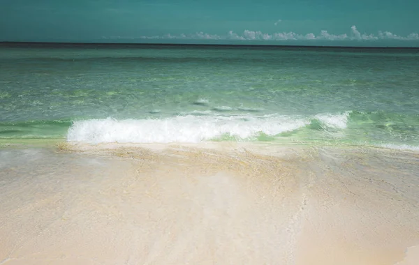 Rajska Plaża Fala Morza Piaszczystej Plaży Piękny Krajobraz Morski Turkusową — Zdjęcie stockowe