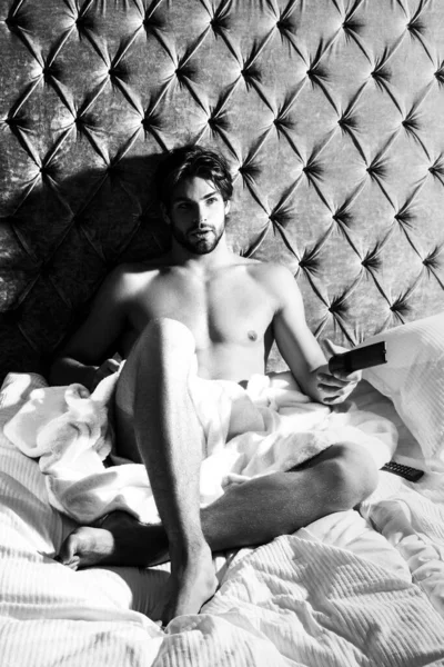 Hombre Cama Desnudo Sexy Macho Modelo Chico Acostado Solo Dormitorio —  Fotos de Stock