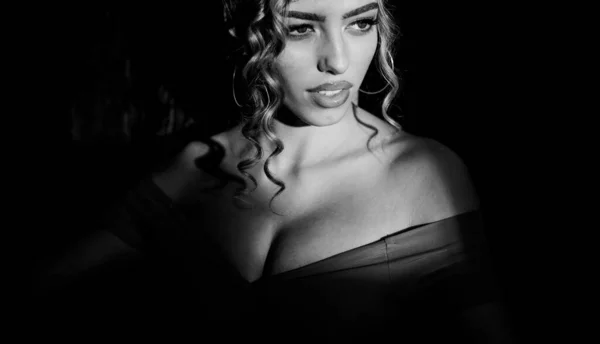 Πορτρέτο Της Όμορφης Γυναίκας Μοντέλο Κυματιστό Χτένισμα Σκούρο Φόντο Όμορφο — Φωτογραφία Αρχείου