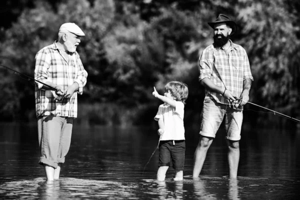 Niño Pequeño Pesca Con Mosca Río Con Padre Abuelo — Foto de Stock