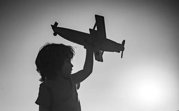 Rapaz Sonhador Com Avião Madeira Rapaz Brincar Com Avião Brincar — Fotografia de Stock