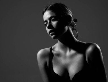 Kırmızı sutyenli şehvetli kız. Siyah sütyenli kadın memesi. Sütyenli kızın seksi göğüsleri. İç çamaşırlı, doğal seksi göğüslü bir kadın.