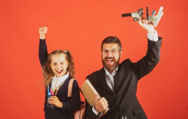 Küçük kızı başarılı bir egzersizle öven öğretmen....