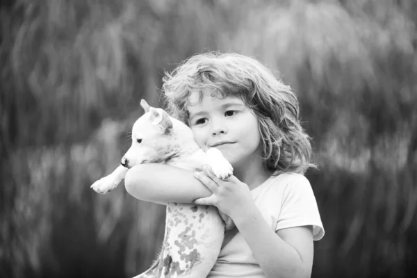 Omarm Vrienden Kind Heerlijk Knuffelen Zijn Huisdier Hond — Stockfoto