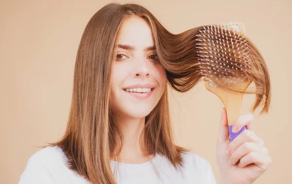 Saçını Tarayan Gülümseyen Güzel Bir Genç Kadının Portresi Tarakla Sağlıklı — Stok fotoğraf