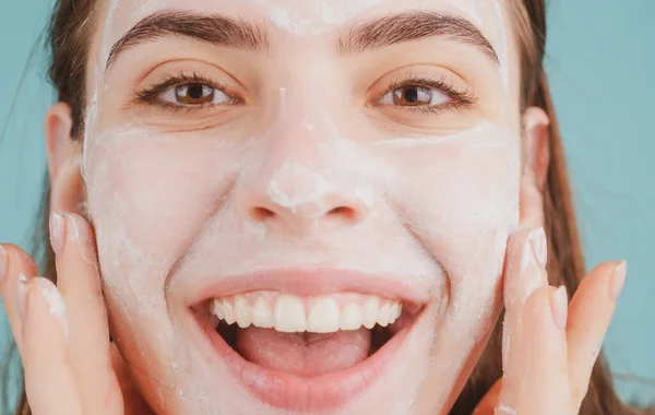 Obličejová Maska Obličej Hlíny Krásná Usměvavá Žena Kosmetickou Procedurou Obličeje — Stock fotografie