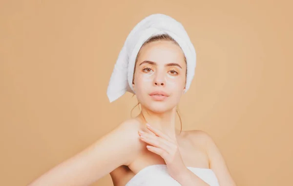 Mooie Vrouw Met Schone Frisse Huid Schoonheidsmeisje Gezichtsverzorging Gezichtsbehandeling Kosmetologie — Stockfoto