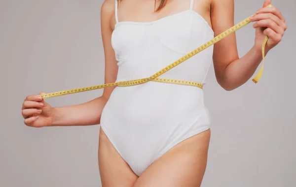 健康的な食事と食事の概念 測定テープで完璧な腰を持つ若い女の子 ボディケア — ストック写真