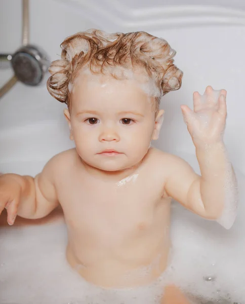 Παιδί Στο Ντους Πλύσιμο Αξιολάτρευτο Μωρό Στο Μπάνιο Παιδί Σαπουνόφουσκες — Φωτογραφία Αρχείου