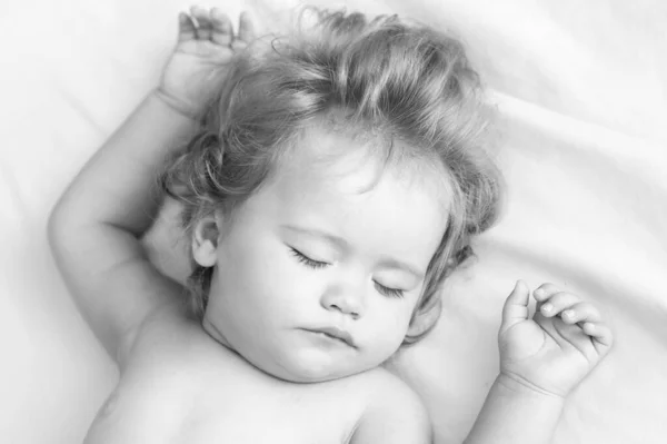 Barnet Sover Sängen Barn Sömniga Ansikte Barn Sova Bedårande Små — Stockfoto