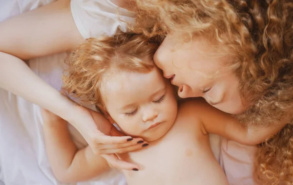 Mor Och Barn Sover Sängen Morgonsömn — Stockfoto
