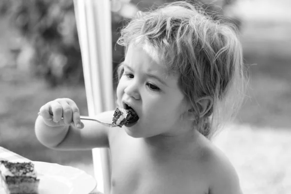 Bebé Comer Bolo Criança Bonito Come Delicioso Fora — Fotografia de Stock