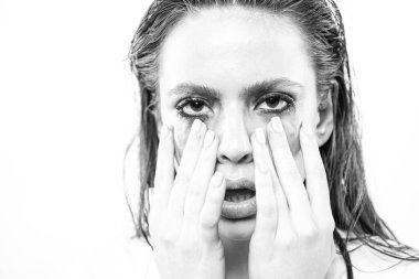 Makyajlı ağlayan kadın. Kötü duygular. Duygusal bir kavram. Zor hayat.