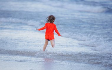 Mutlu çocuk mavi deniz geçmişine karşı. Yaz tatili çocuk konsepti