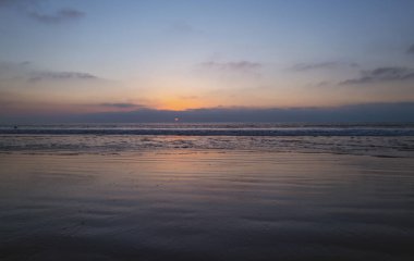 Okyanusta günbatımının panoramik görüntüsü. Güzel sakin bir sahne. Deniz gökyüzü kavramı, gündoğumu renk bulutları. Doğa manzarası, manzara plajı. Yaz tatili geçmişi
