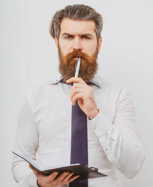 Knappe Aantrekkelijke Zakenman Met Opgeheven Pen Notebook Handen Geïsoleerd Witte — Stockfoto