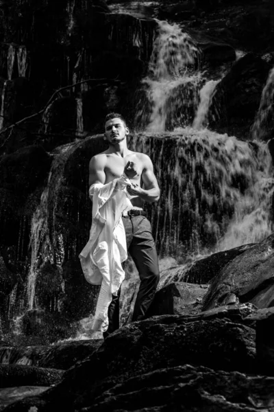 Homem Despindo Cachoeira Pronto Para Nadar Viagem Negócios Férias Verão — Fotografia de Stock