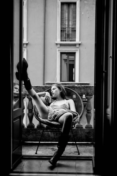 Mode Érotique Femme Sensuelle Sur Balcon Une Fille Dehors Portrait — Photo