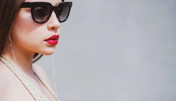 Primer Plano Mujer Joven Con Estilo Gafas Sol Sonriendo Sobre — Foto de Stock