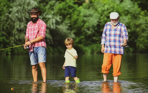 Ragazzo Con Padre Nonno Pesca Mosca All Aperto Sullo Sfondo — Foto Stock