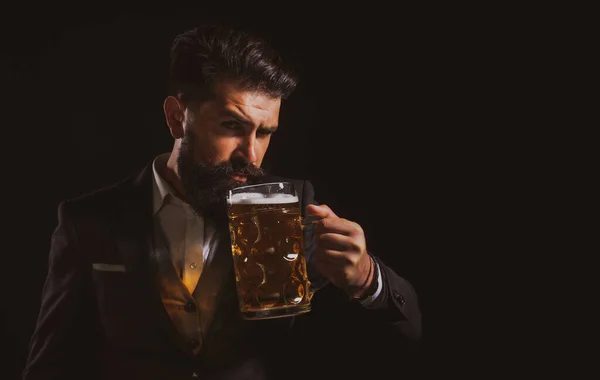 身穿西装 留着胡子和胡子的河马在工作日后喝啤酒 德国巴伐利亚啤酒时间到了英俊的酒保拿着一品脱啤酒 — 图库照片