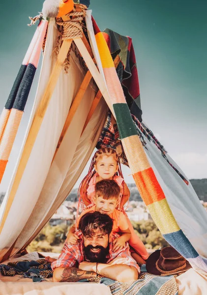 テントで遊んでいる子供たちとお父さん 夏の週末だ 子供たちと幸せな父親 サマータイムキャンプ 父の日だ 屋外家族の休暇 — ストック写真