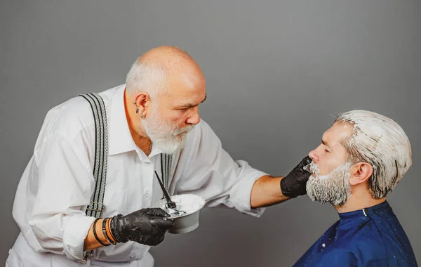 Berber Dükkanında Erkek Saçı Berber Kuaföründe Saç Boyama Işlemi — Stok fotoğraf