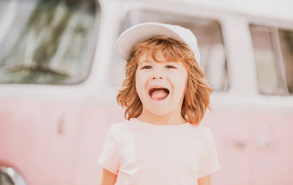 Miúdo Feliz Carro Roupas Cor Rosa Hippie Infantil Criança Feliz — Fotografia de Stock