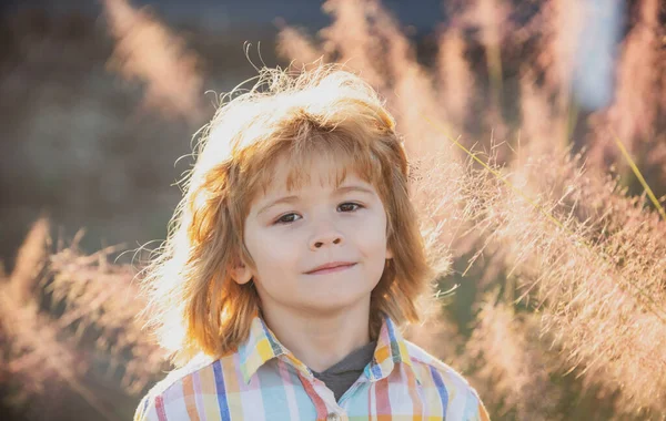 Närbild Söt Blond Pojke Begreppet Känslor Hos Barn Porträtt Unga — Stockfoto