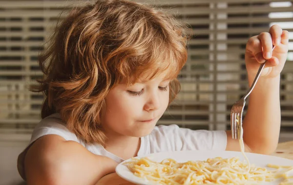 Makarna Yiyen Çocuk Spagetti Yiyen Portre Çeken Şirin Çocuğun Kafasını — Stok fotoğraf