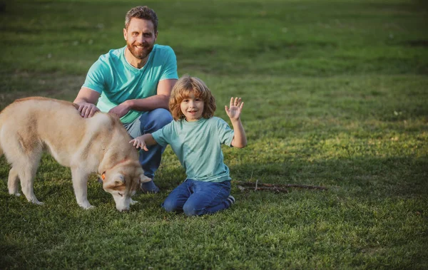 Hijo Padre Como Familia Con Perro Jugando Juntos Parque Verano —  Fotos de Stock