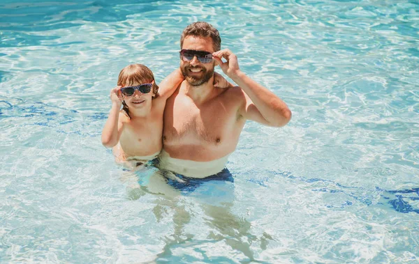 Vader Zoon Zwemmen Zwembad Zomervakantie Met Het Gezin Zwembadfeest Kind — Stockfoto