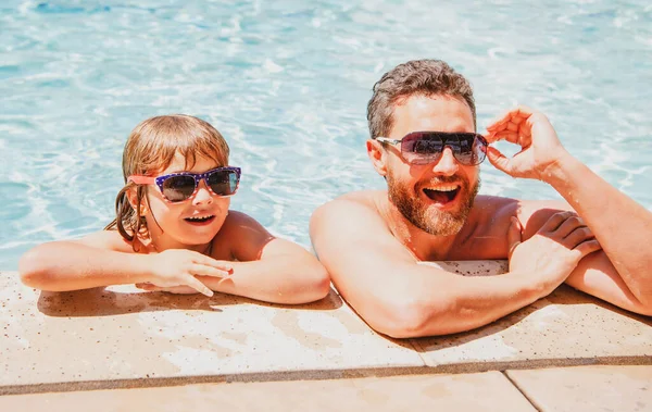 Vader Zoon Het Zwembad Zwembadfeest Kind Met Papa Die Het — Stockfoto