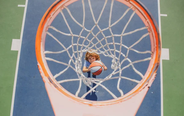 Blickwinkel Von Oben Auf Kind Beim Basketballspielen Auf Spielplatz — Stockfoto