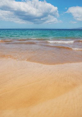 Yaz tatilinde deniz kumu olan tropik bir sahil.