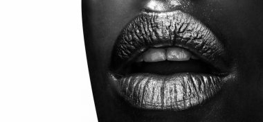 Lüks altın dudaklar makyaj. Altın rujlu altın dudaklar. Seksi kızın dudaklarında altın boya. Şehvetli kadın ağzı, izole bir arka plan. Parlak altın dudaklar.