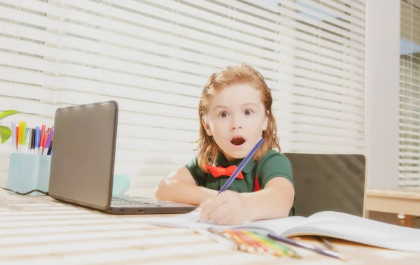 Geweldige Schooljongen Die Schrijft Schrift Klas Basisschool Kleine Student Doet — Stockfoto