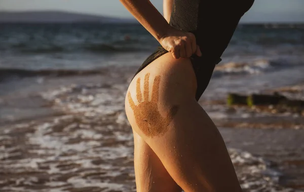 Γυναίκα Βρώμικο Πισινό Άμμο Στο Χέρι Concept Διακοπές Καλοκαίρι Φύση — Φωτογραφία Αρχείου