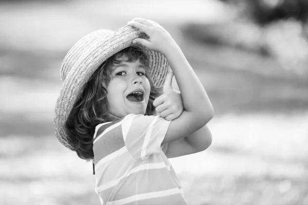 Doğa Parkında Mutlu Bir Çocuğun Portresi Başparmağında Işaret Var Hasır — Stok fotoğraf