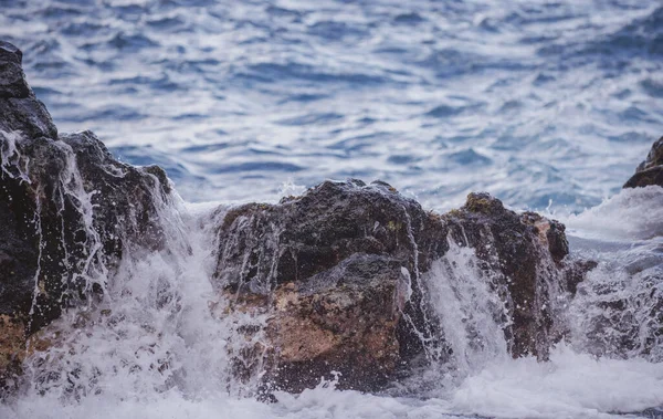 Klippiga Havskusten Vackra Turkosa Vatten Havet Havsvågor Mot Kustklipporna Utsikt — Stockfoto