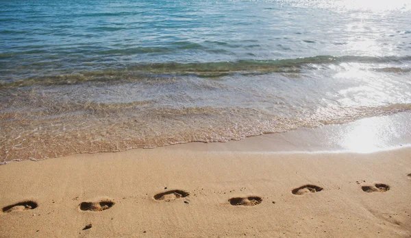 Impronte Sulla Sabbia Dorata Passi Sfondo Spiaggia Calma Bella Onda — Foto Stock