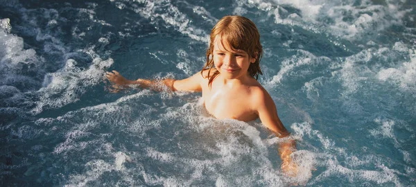 プールで夏を楽しむ面白い子供 — ストック写真