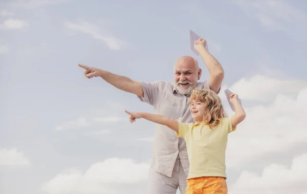 Genç Torun Yaşlı Büyükbaba Oyuncak Kağıt Uçakla Oynuyor — Stok fotoğraf