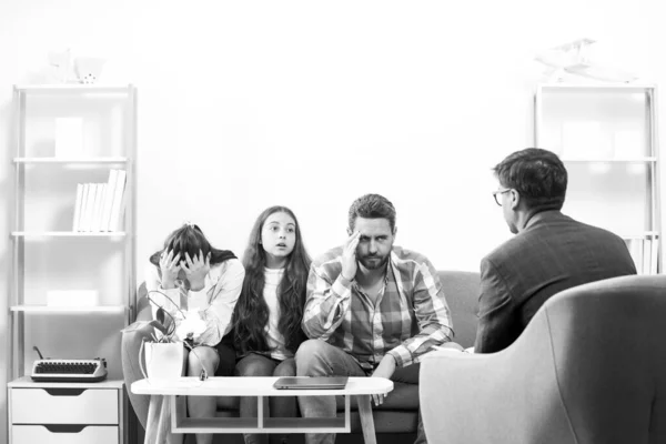 Familjen Psykologsessionen Föräldrar Som Berättar För Psykologen Familje Eller Barnproblem — Stockfoto